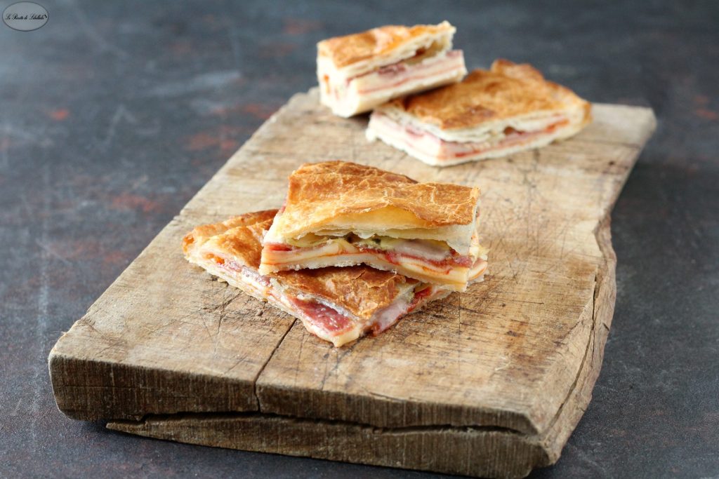 Torta salgada de massa folhada com salame e alcachofras