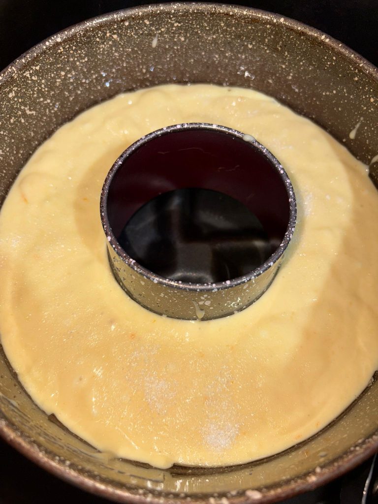 massa do bolo de ricota e laranja sendo colocada na forma antes do cozimento