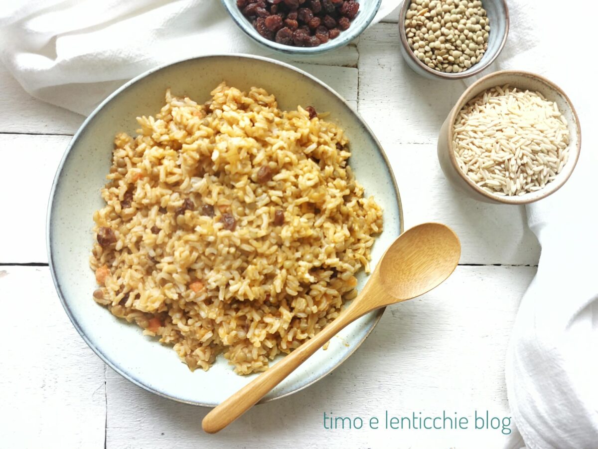 Mejadra: receita do Oriente Médio com arroz integral, lentilhas e uva-passa