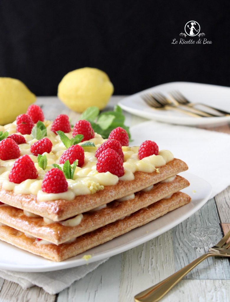 mil-folhas com framboesas, creme de confeiteiro e hortelã