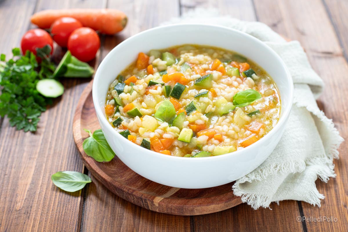 Sopa de arroz com abobrinha e batata