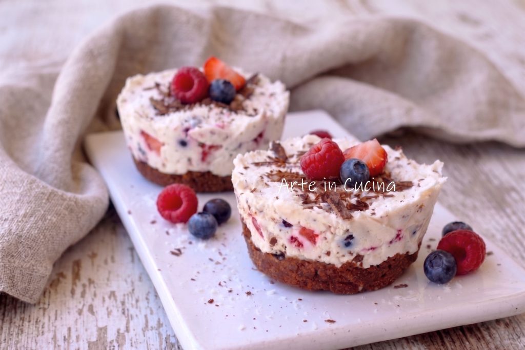 MINI CHEESECAKE MORANGO e FRUTOS DO BOSQUE com chocolate