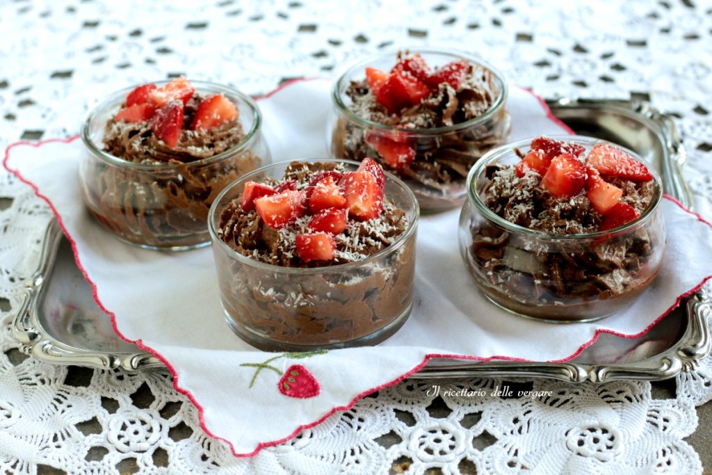 Mousse vegana de chocolate e coco servida em copinhos com morangos frescos e coco ralado