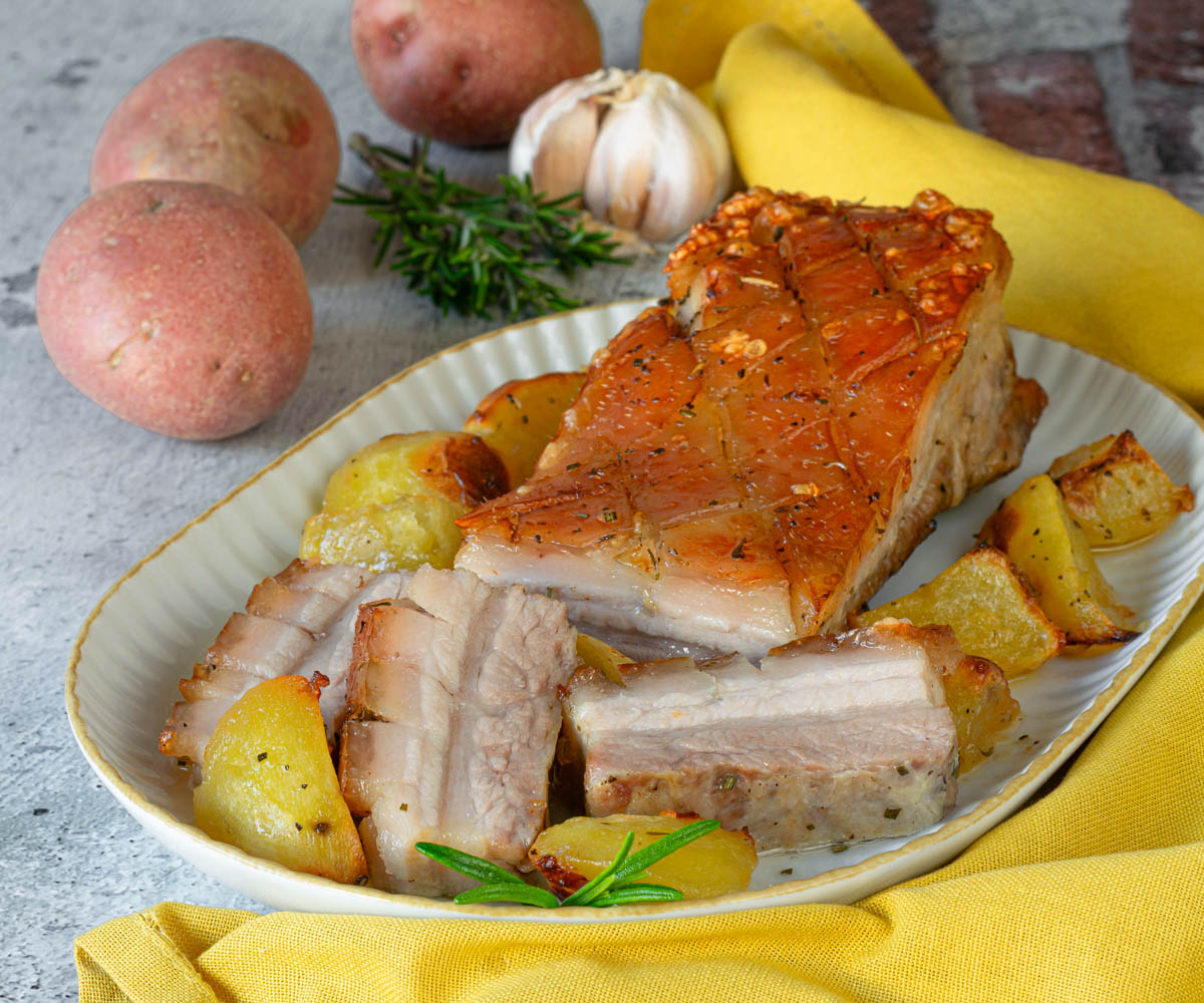 Panceta de porco assada com batatas