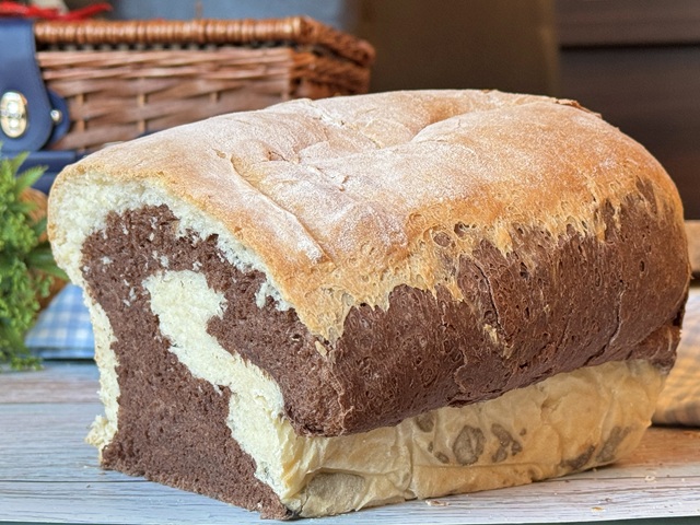 Pão bauletto bicolor de cacau: receita de pão doce marmorizado super fofinho