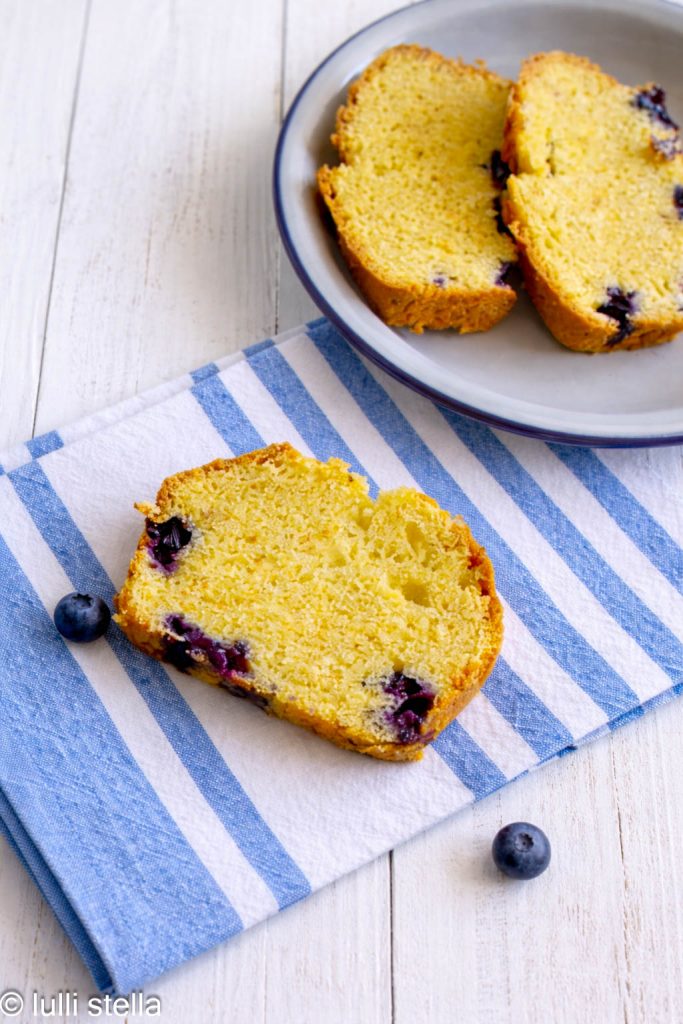 fatia de plumcake com mirtilos feito em casa