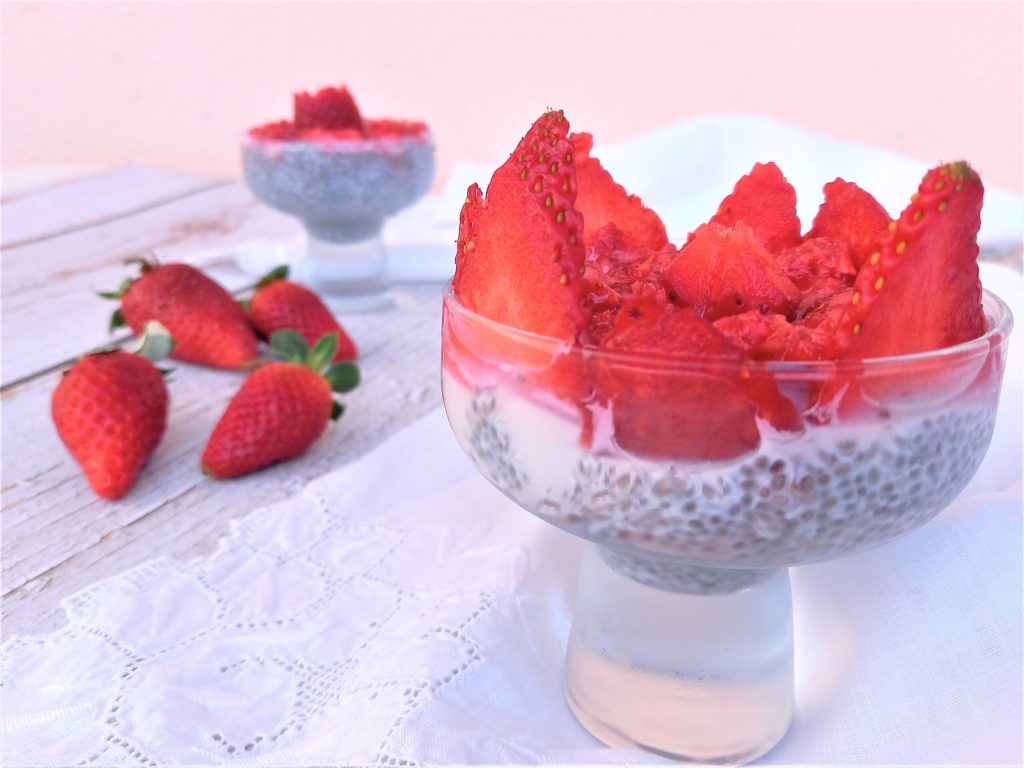 Pudim de chia com morangos