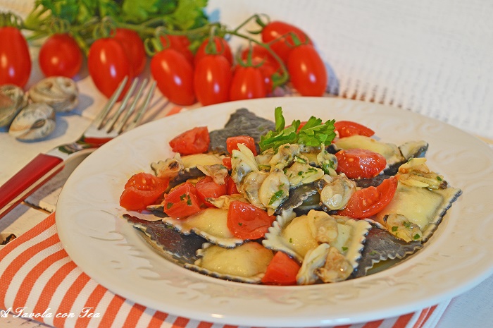 Ravioli de peixe com vôngoles e tomatinhos