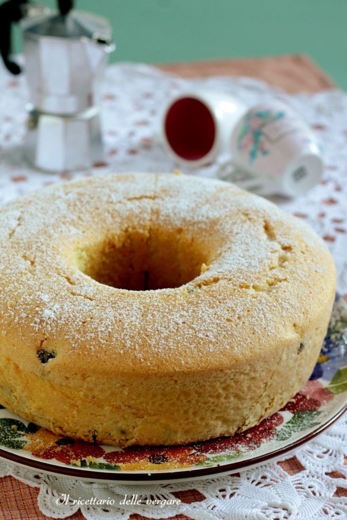 Bolo de água com passas alto e fofinho servido no café da manhã com café
