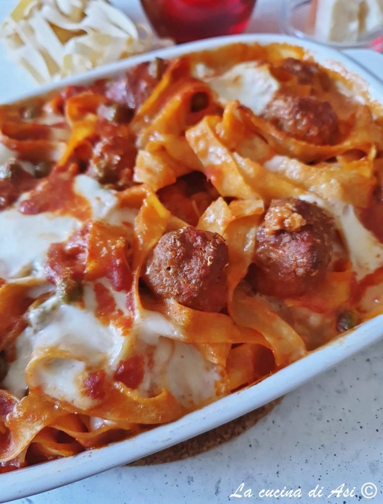 tagliatelle cremosas com almôndegas e ervilhas