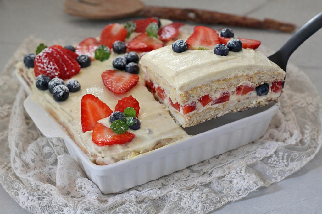 Tiramisù de morango e mirtilo sem creme de leite, receita fresca e fácil.