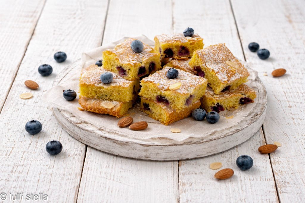 interno macio torta de amêndoas e mirtilos com frutas visíveis