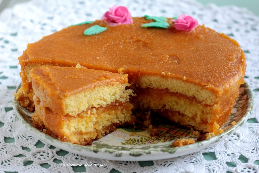 Torta Margherita altíssima recheada com geleia e decorada com rosinhas cor-de-rosa.