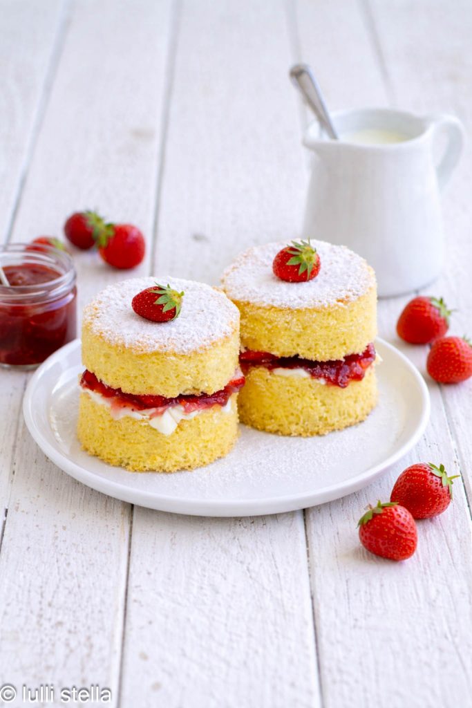 Victoria Sponge Cake sem glúten, fofinha, com geleia de morango