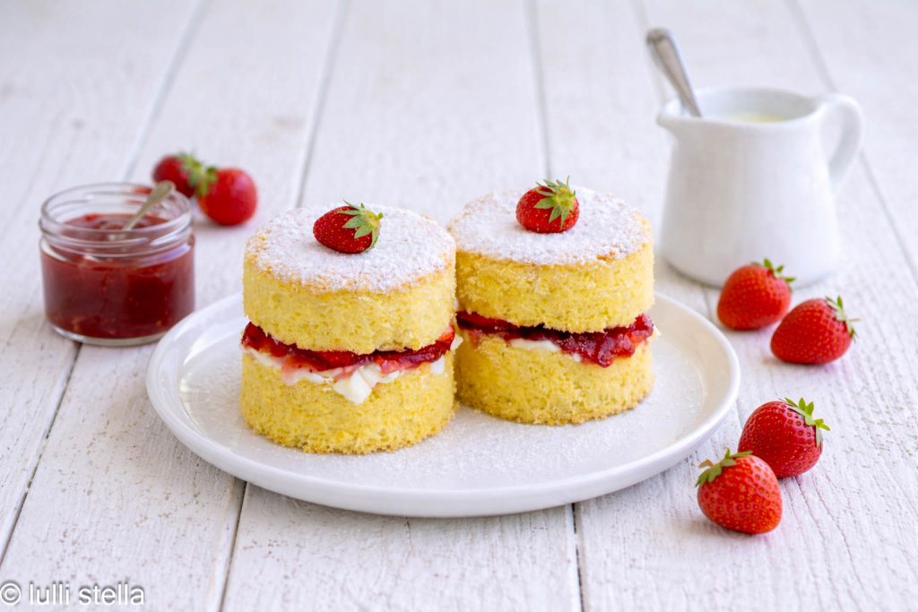 Victoria Sponge Cake sem glúten servida em prato elegante para chá da tarde