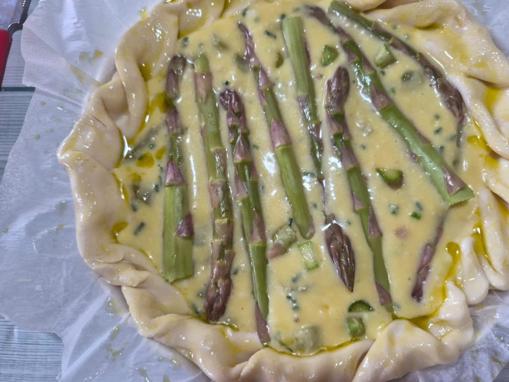 Torta salgada com aspargos, ricota e presunto cozido