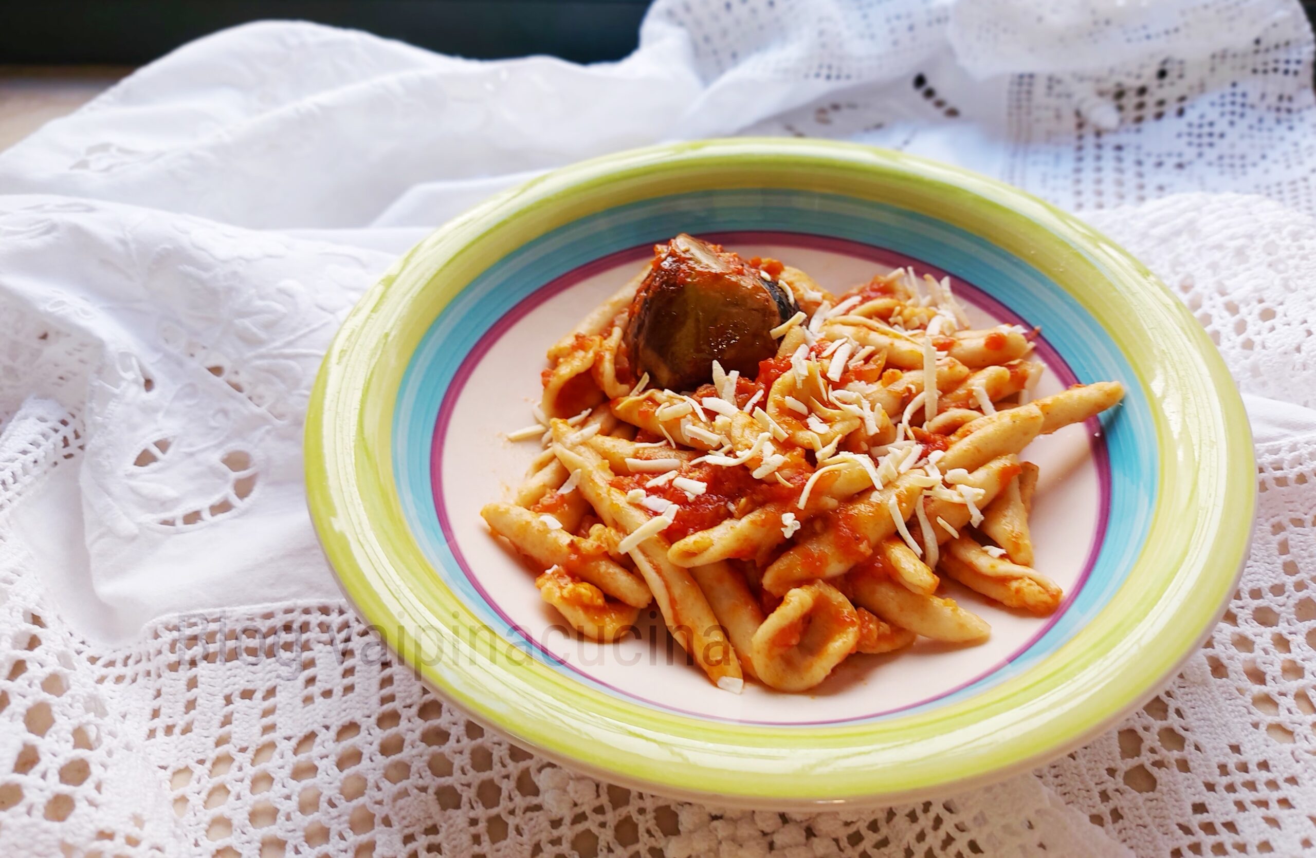 Pasta met tomaat en gevulde aubergines