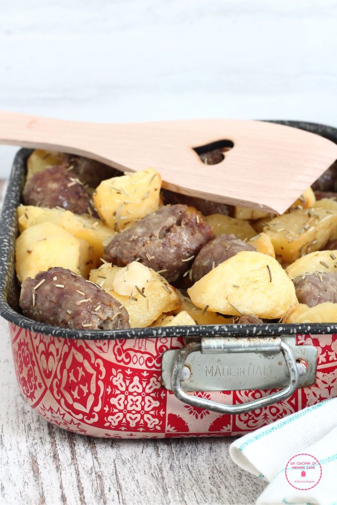 Aardappelen en worst uit de oven