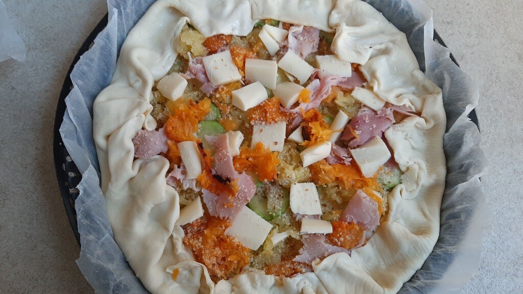 Hartige bladerdeegtaart met groenten en ham