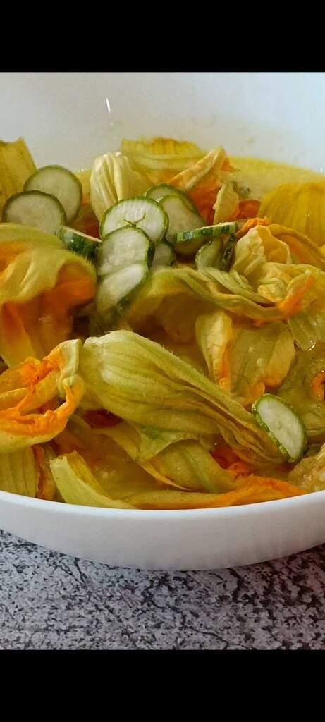 We voegen de courgettebloemen en courgettes toe