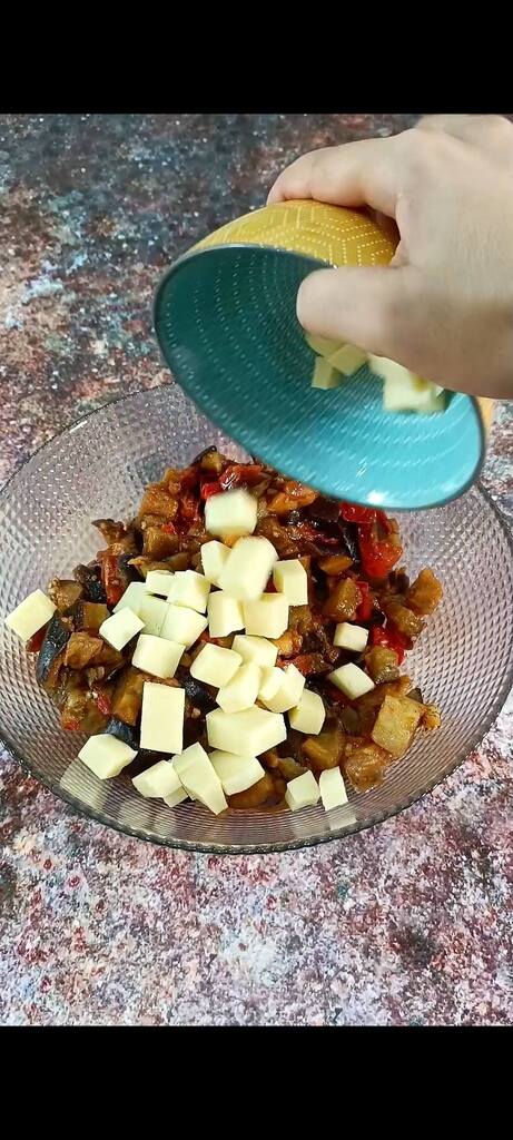 We voegen de scamorza in blokjes toe