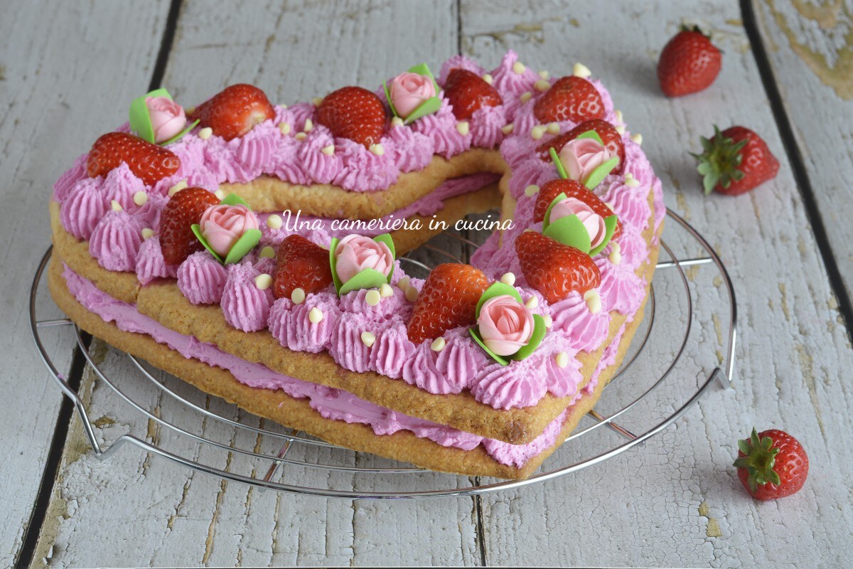 Cream tart hart met camy cream en aardbeien