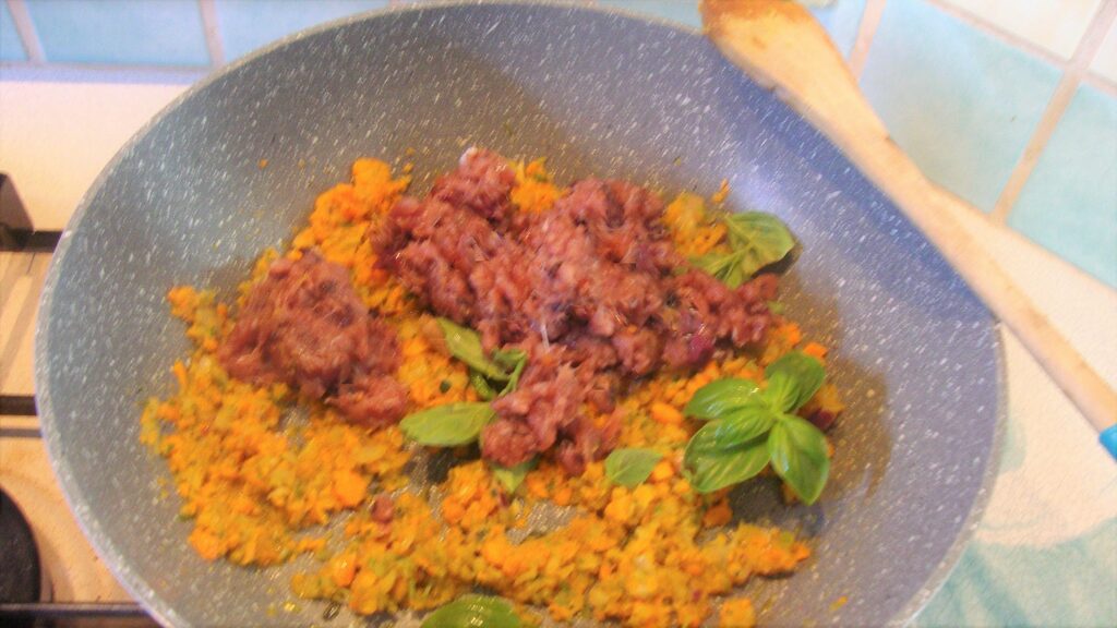 Pasta met de pittige worstsaus van opa