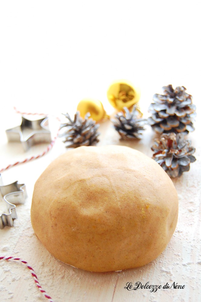 Gekruide korstdeeg voor kerstkoekjes