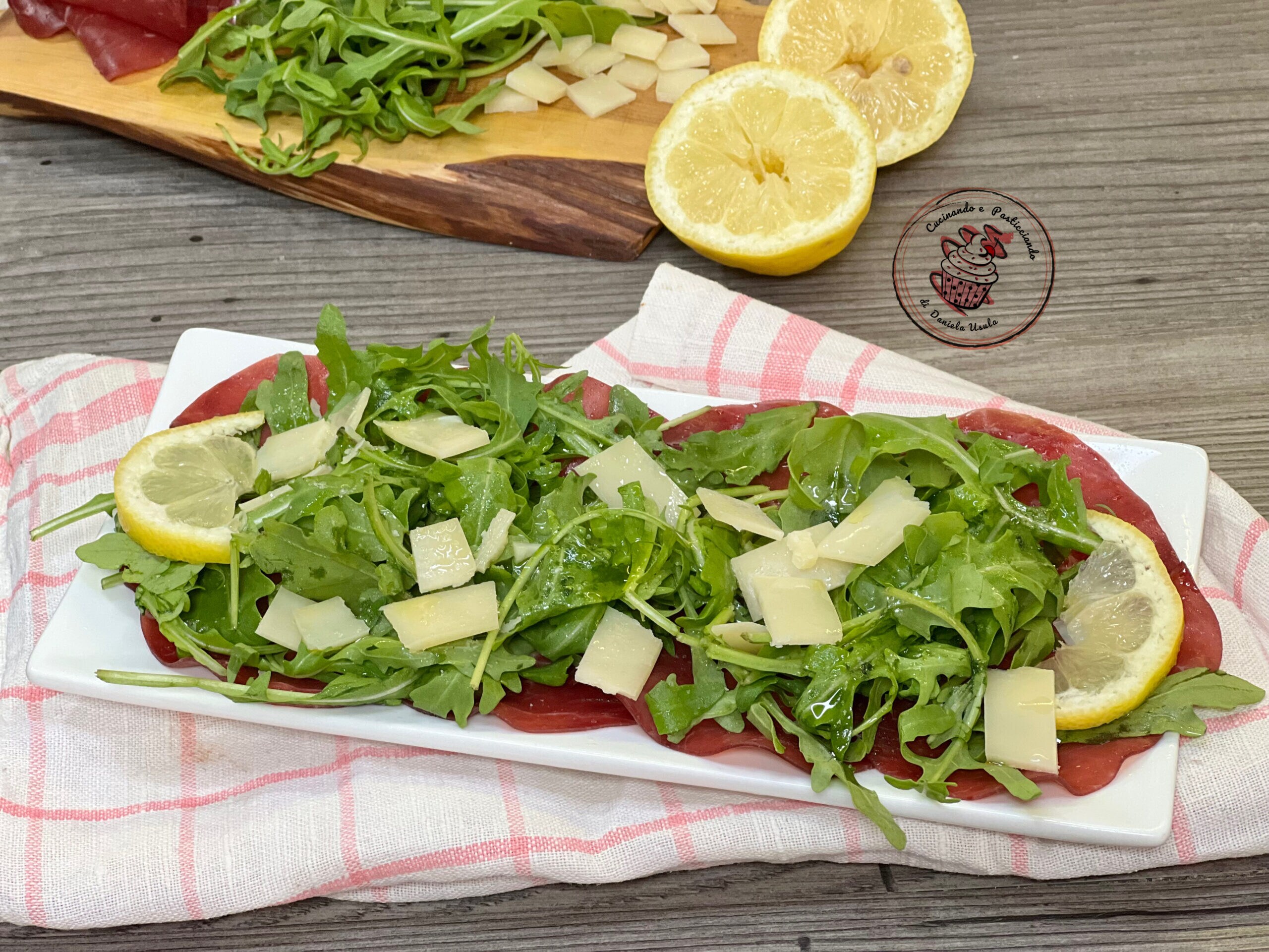 SALADE MET BRESAOLA, RUCOLA EN GRANA: fris, licht en klaar in 5 minuten