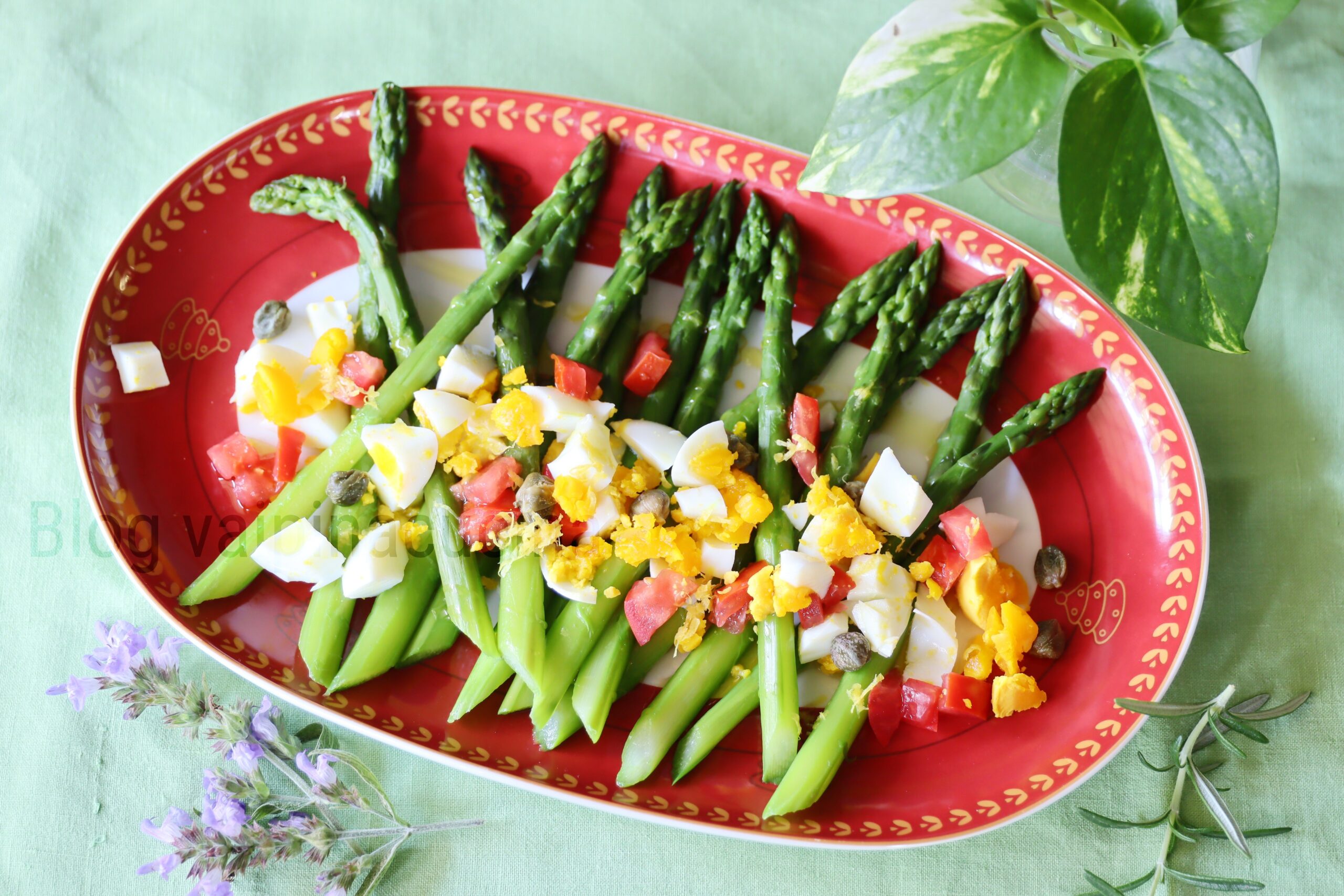 Asperges eieren en tomaten