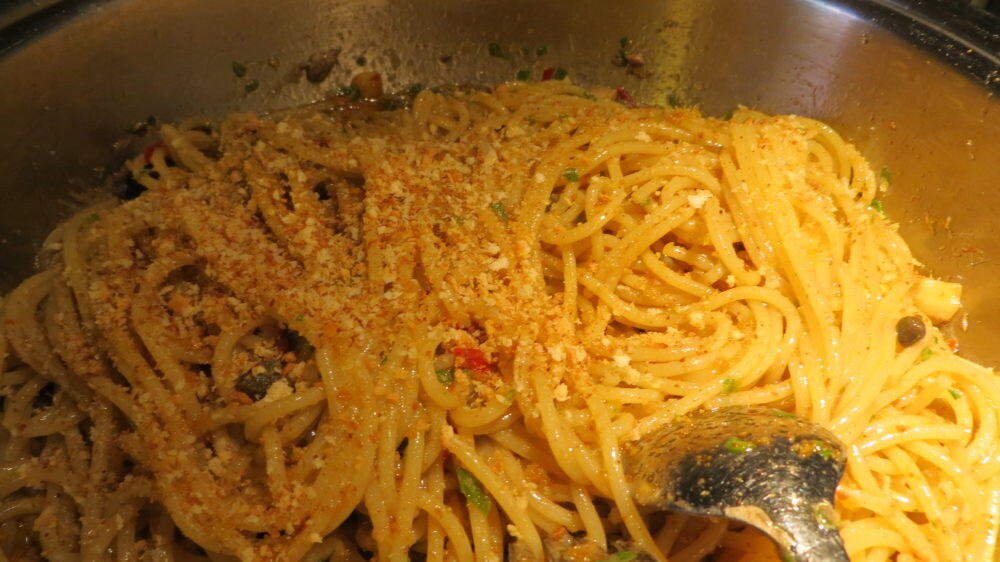 Spaghetti met ansjovis en broodkruim