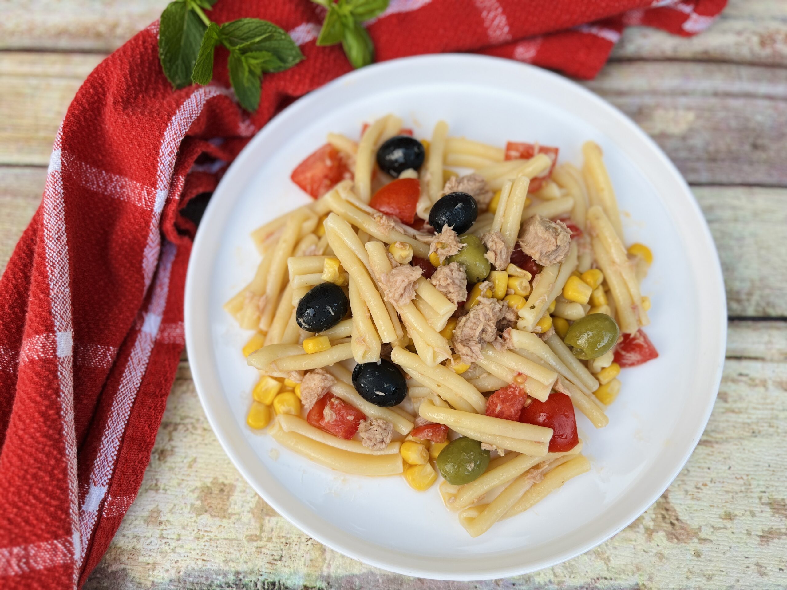Pastasalade met tonijn, maïs, olijven en cherrytomaatjes