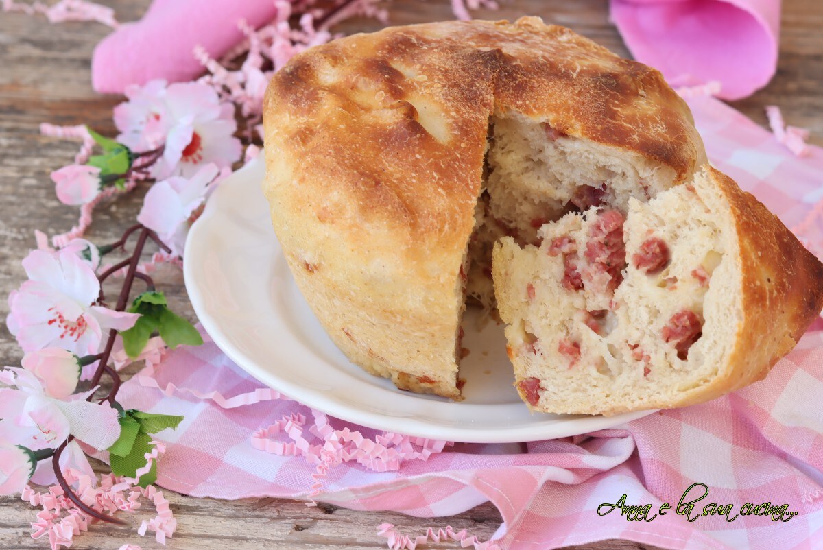 Gezouten paasbrood met kaas en salami