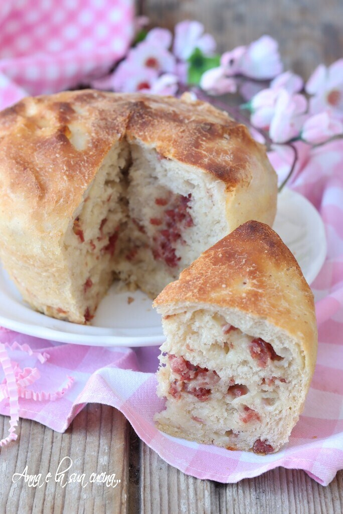 Gezouten paasbrood met kaas en salami