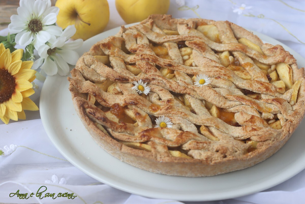 Volkoren taart met appels, rozijnen en pijnboompitten