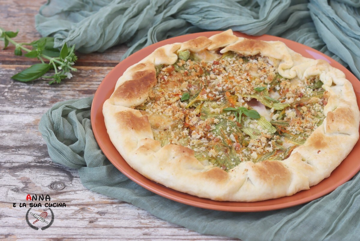 Hartige taart van bladerdeeg met pompoenbloemen