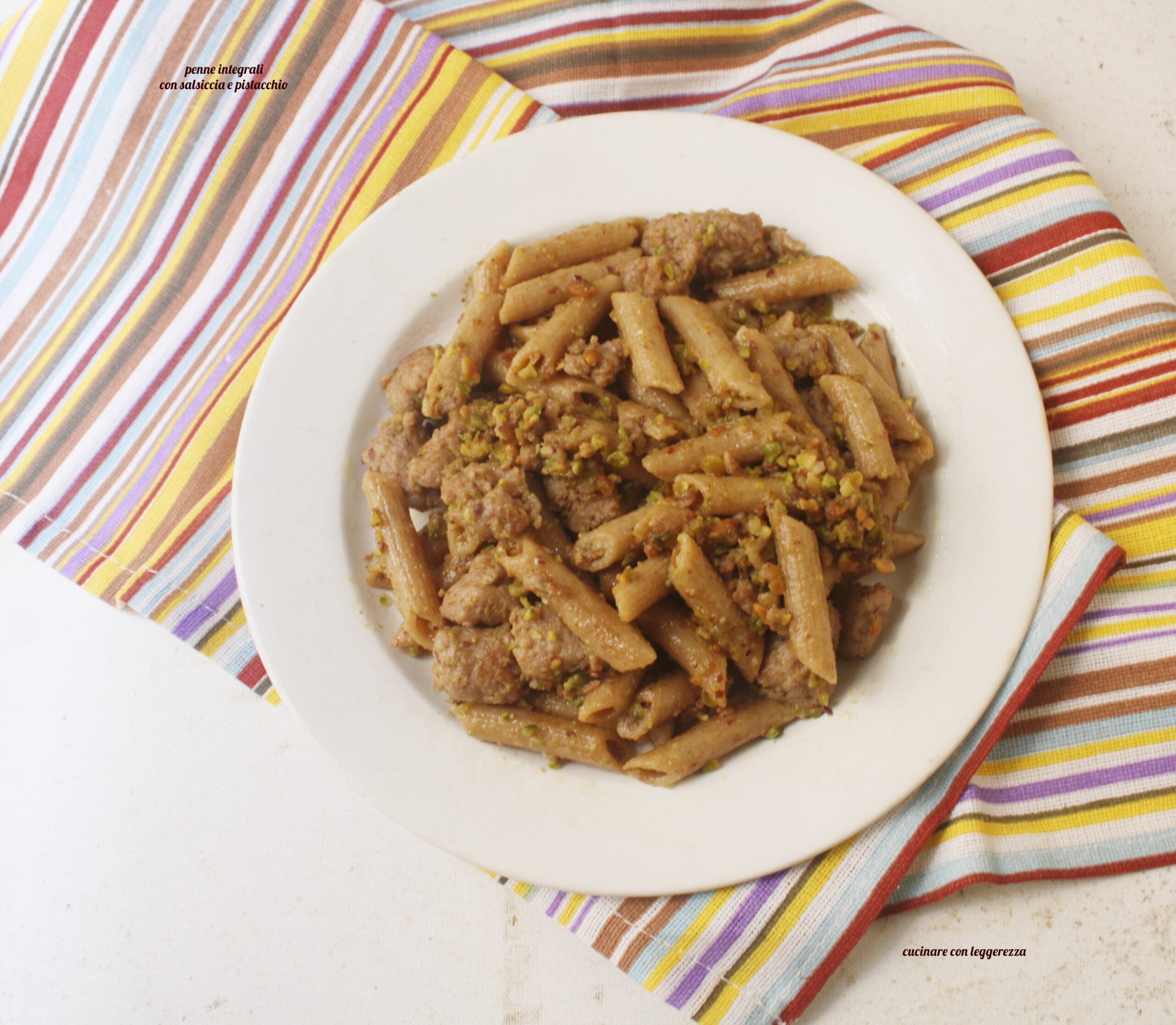 Volkoren penne met worst en pistache