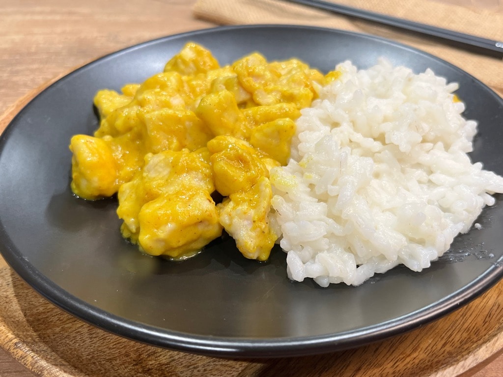 Kip curry met romige witte rijst
