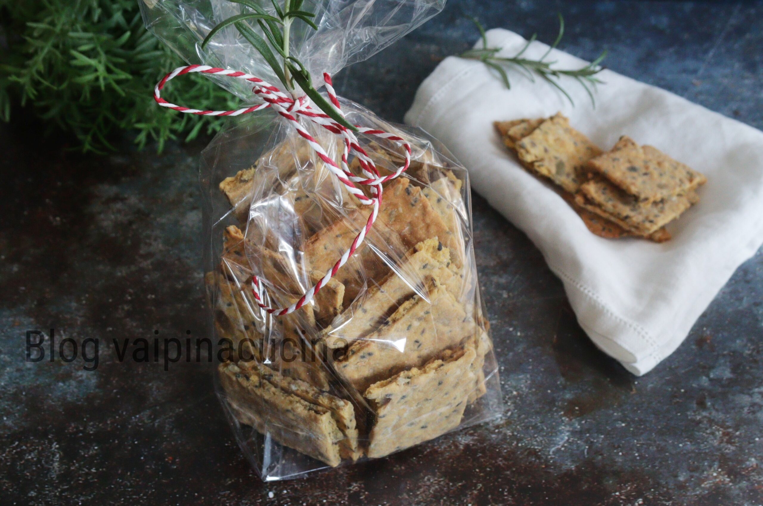 Kikkererwtenmeel en zaden crackers