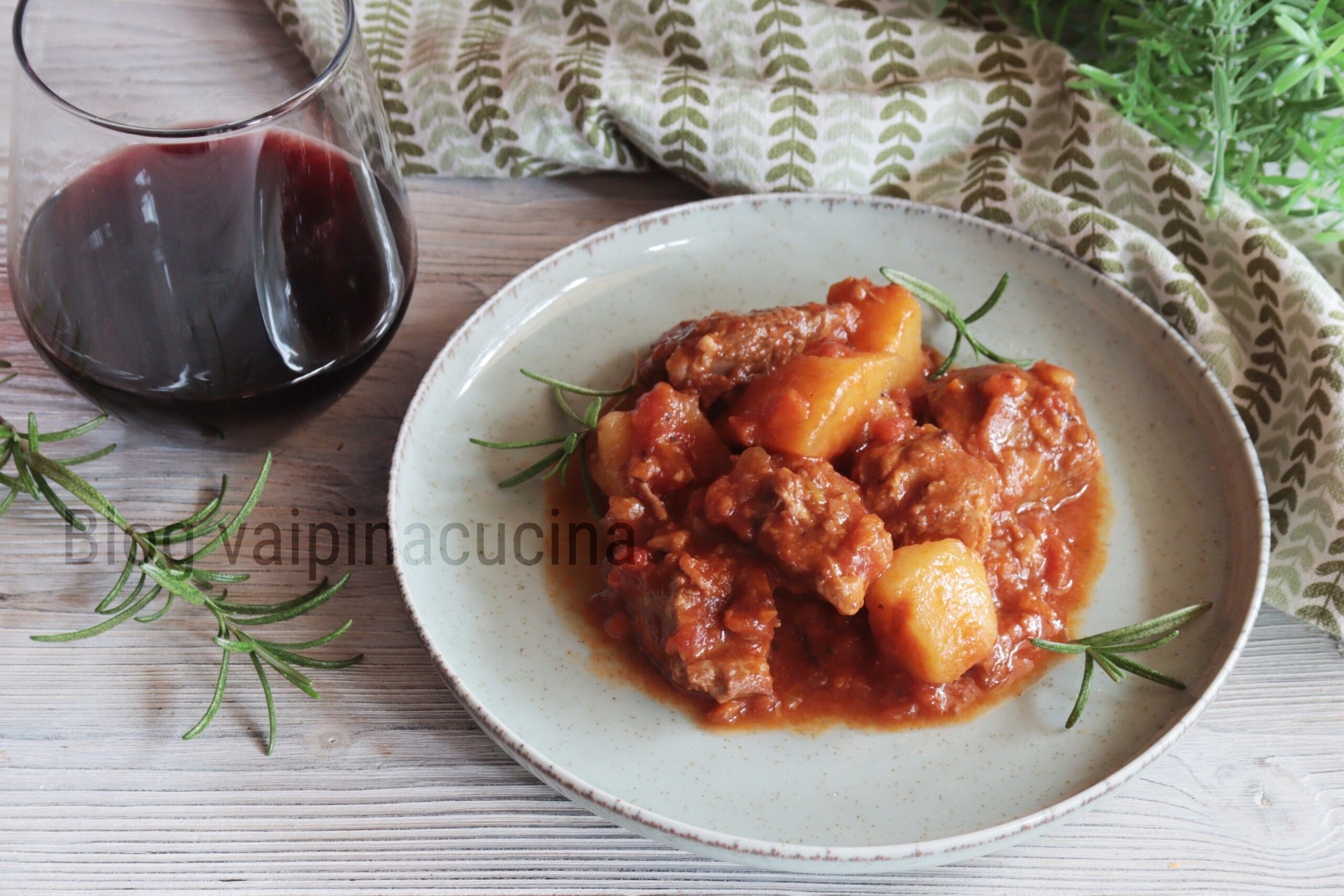 Stoofpot met aardappelen en tomaat