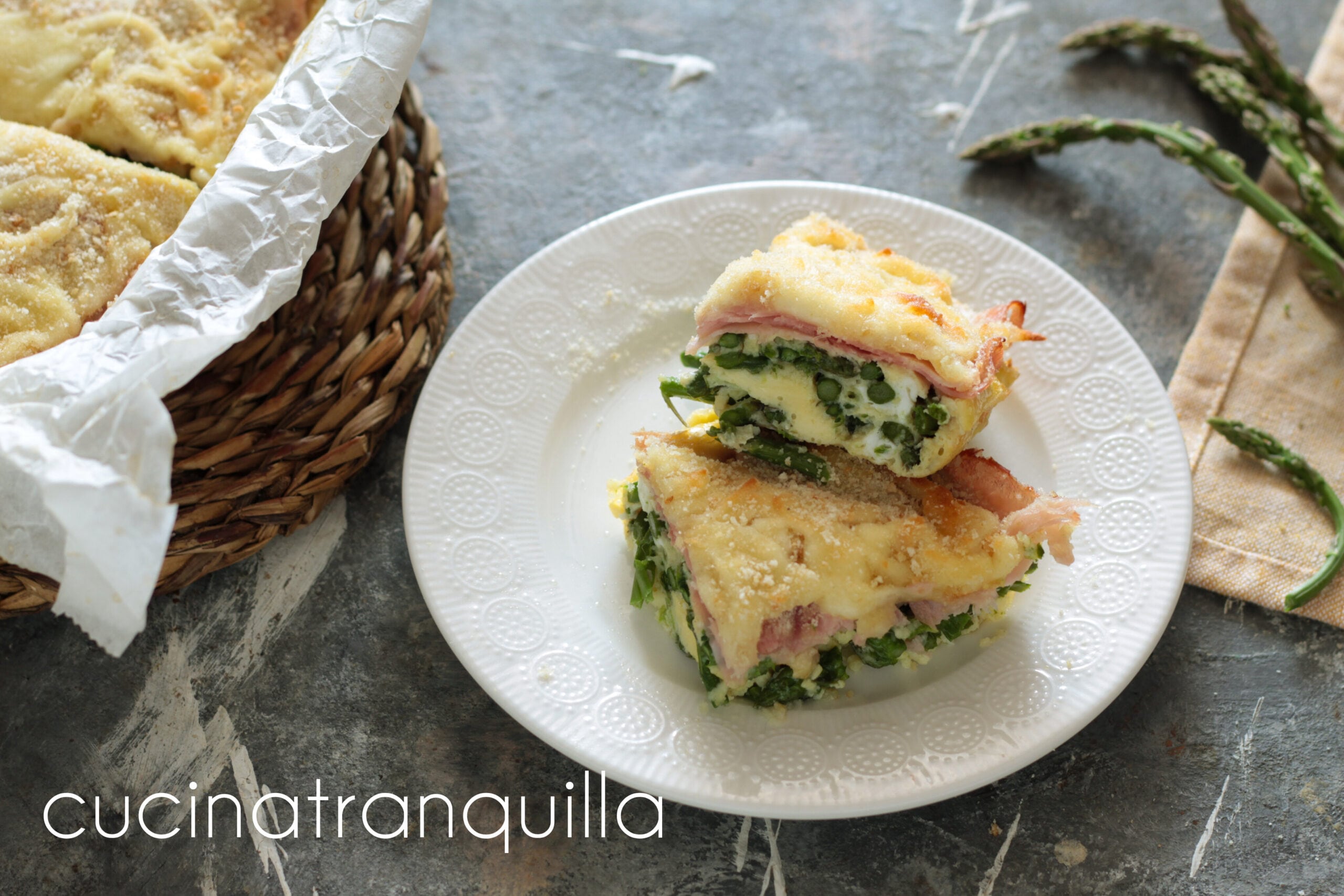 Hartige taart zonder bloem met asperges en gekookte ham