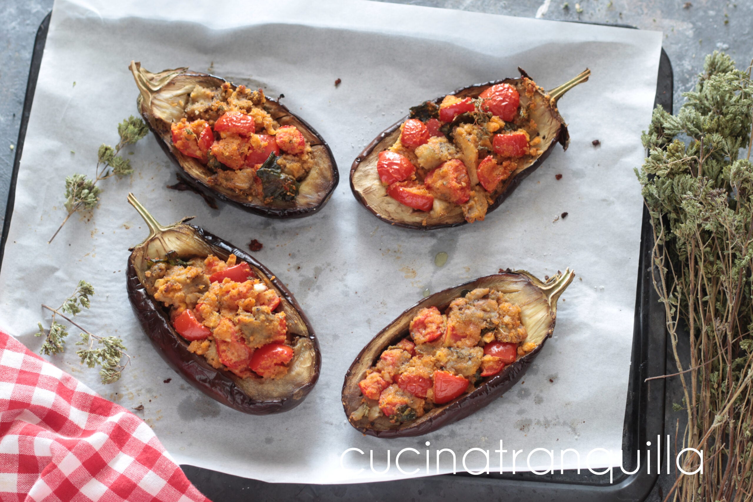 Gevulde aubergines met cherrytomaatjes