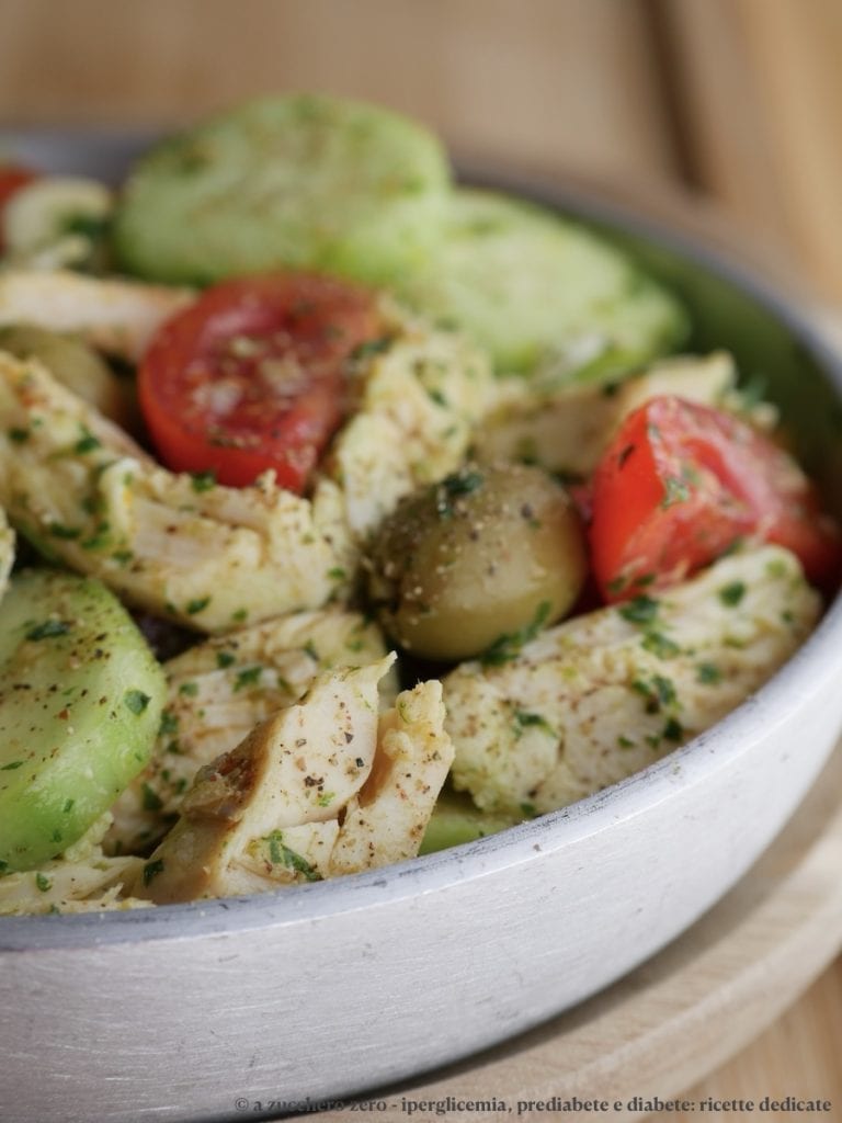 Lichte kipsalade met komkommers, kerstomaatjes en groene saus | frisse en smakelijke recept