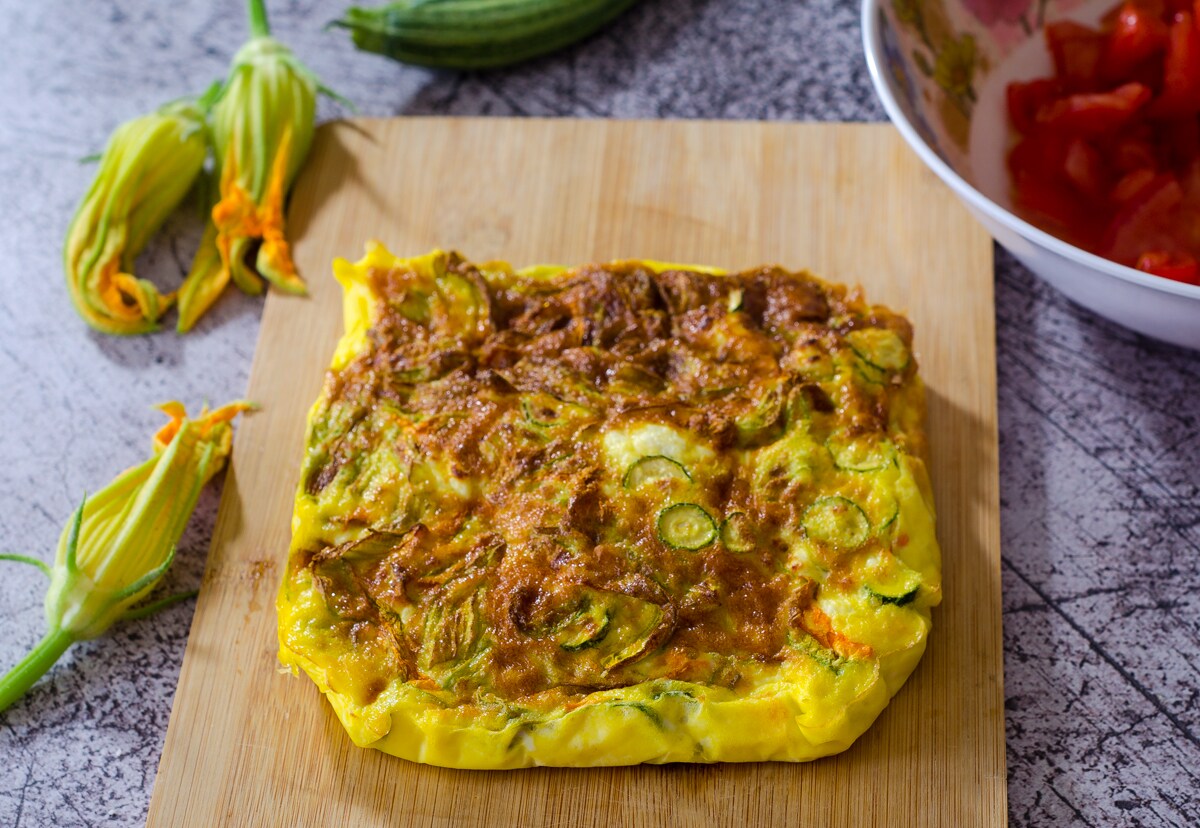 Omelet met courgettebloemen in airfryer