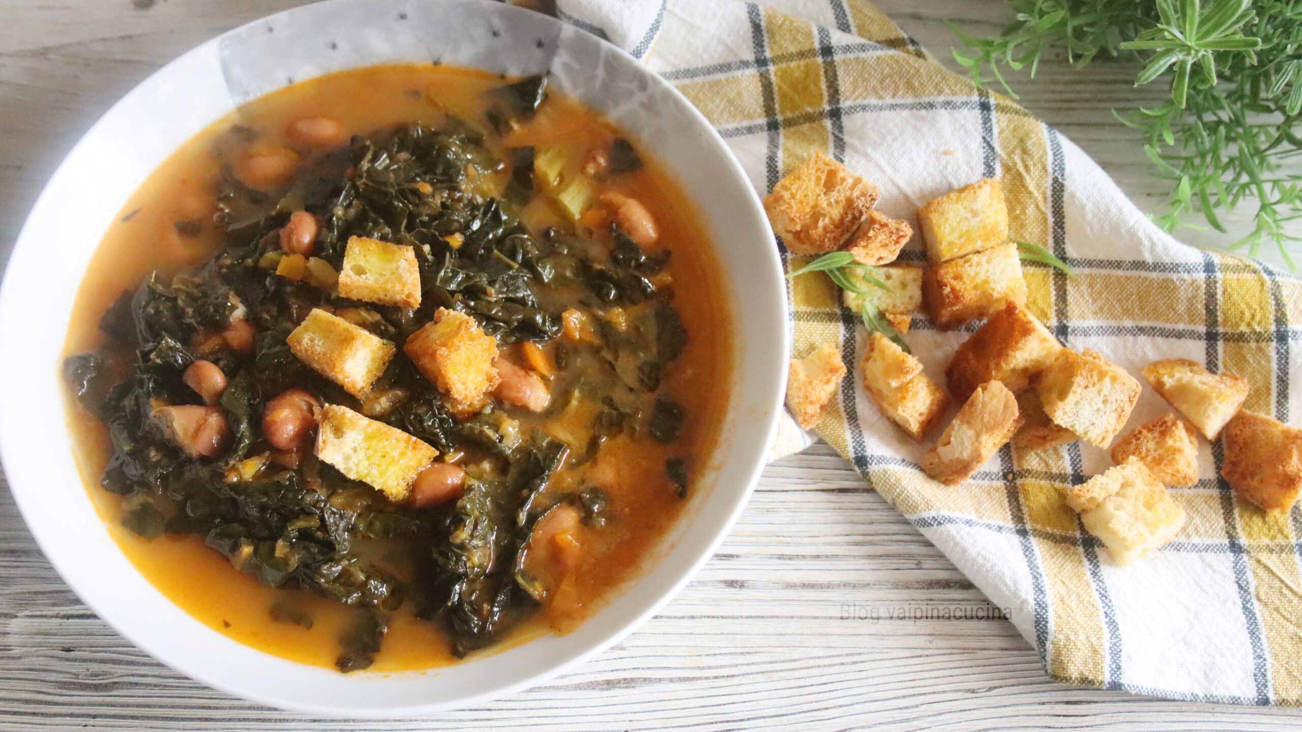 Zwarte kool en croutons soep