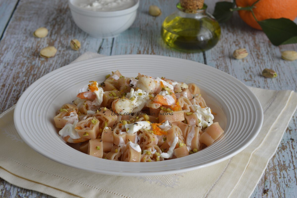 Pasta met garnalen stracciatella sinaasappel en pistachenoten