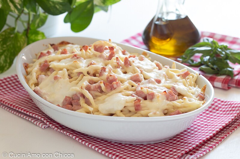 Pasta uit de oven met ham en mozzarella