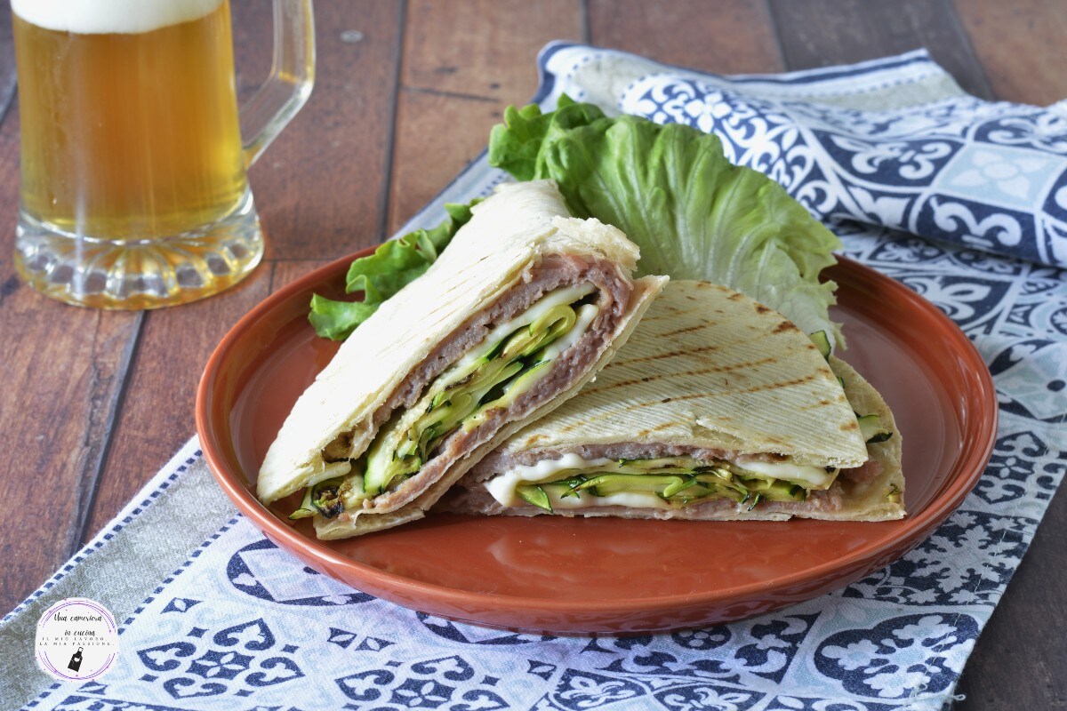 Piadina met worst, courgettes en kaas