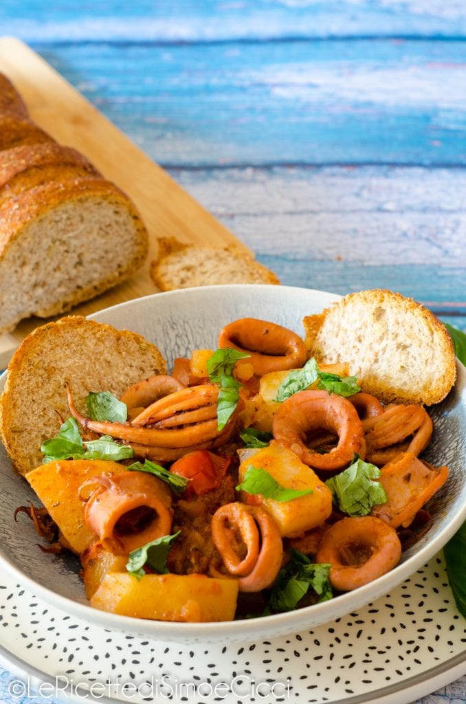 Pijlinktvis met aardappelen en cherrytomaten in stoofpot
