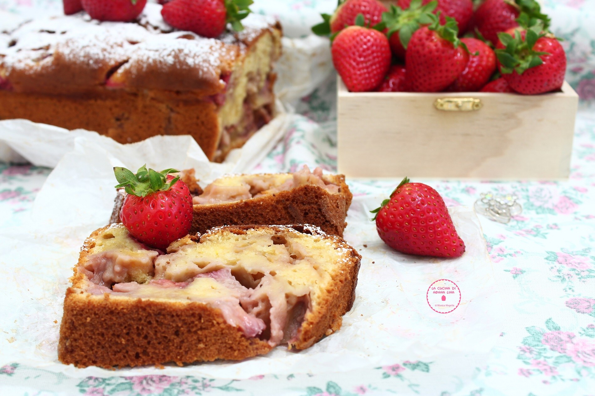 Zachte aardbeienplumcake